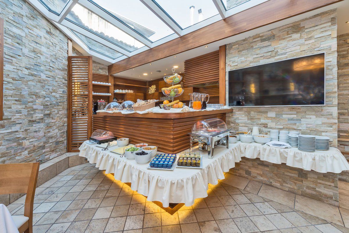 The Million Stone Hotel , Restoran