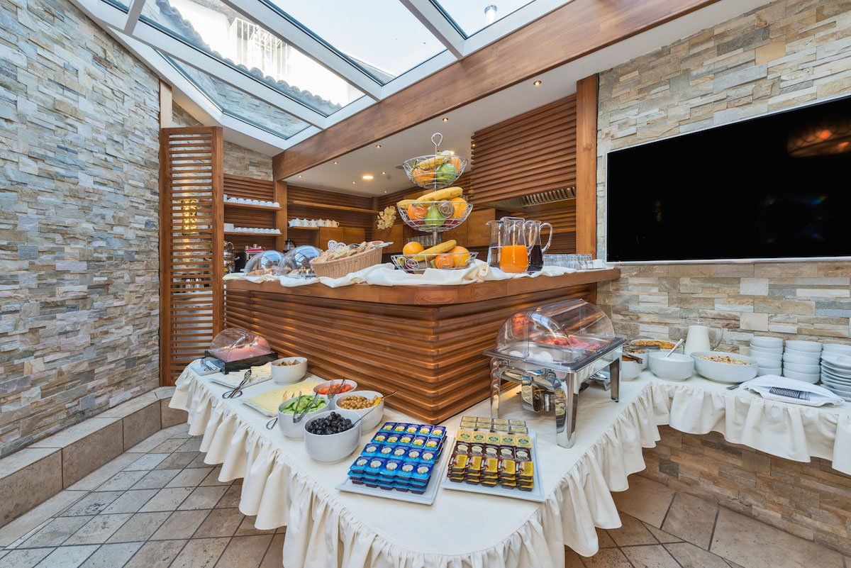 The Million Stone Hotel , Restoran