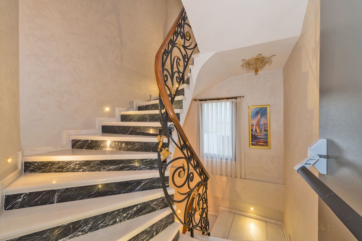The Million Stone Hotel , Lobi