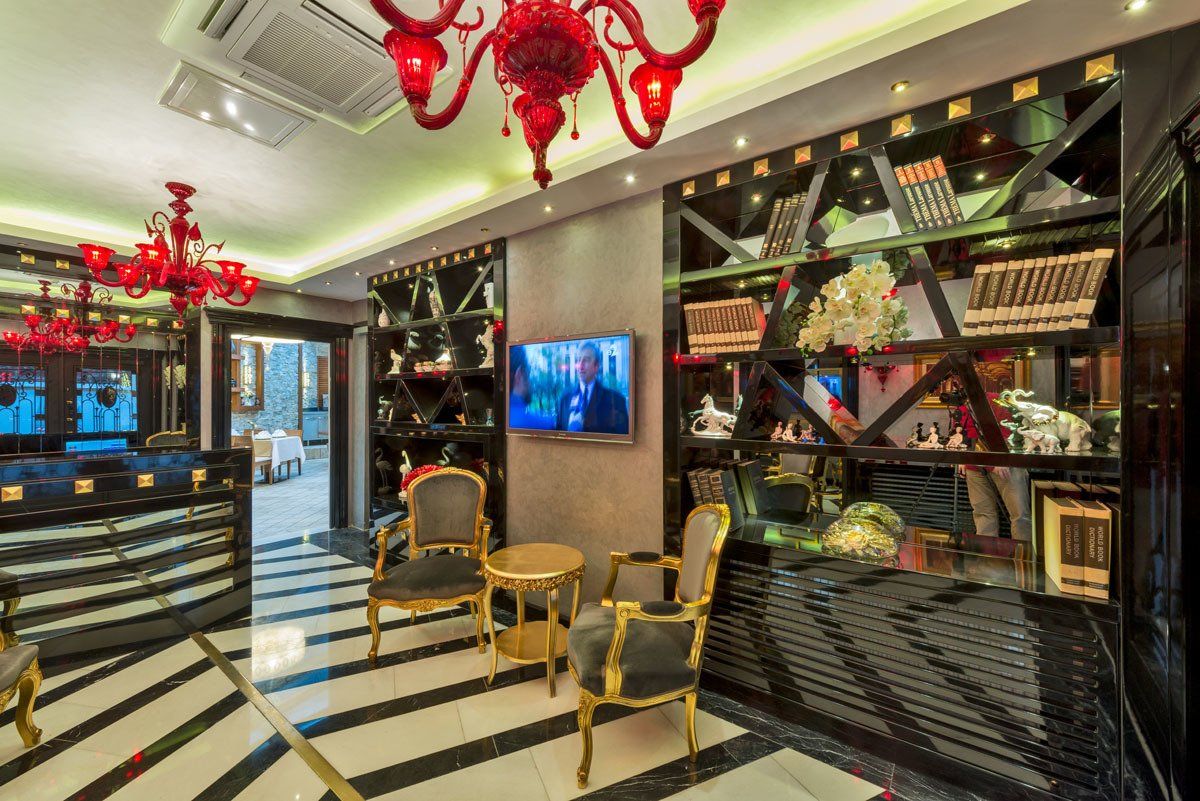 The Million Stone Hotel , Lobi