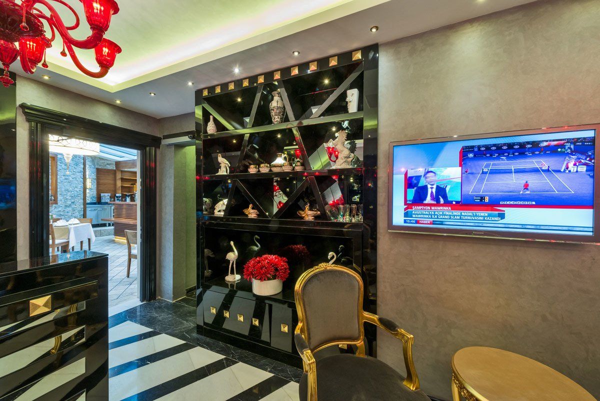 The Million Stone Hotel , Lobi