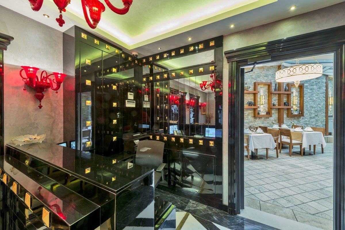 The Million Stone Hotel , Lobi