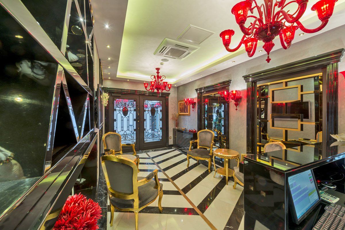The Million Stone Hotel , Lobi