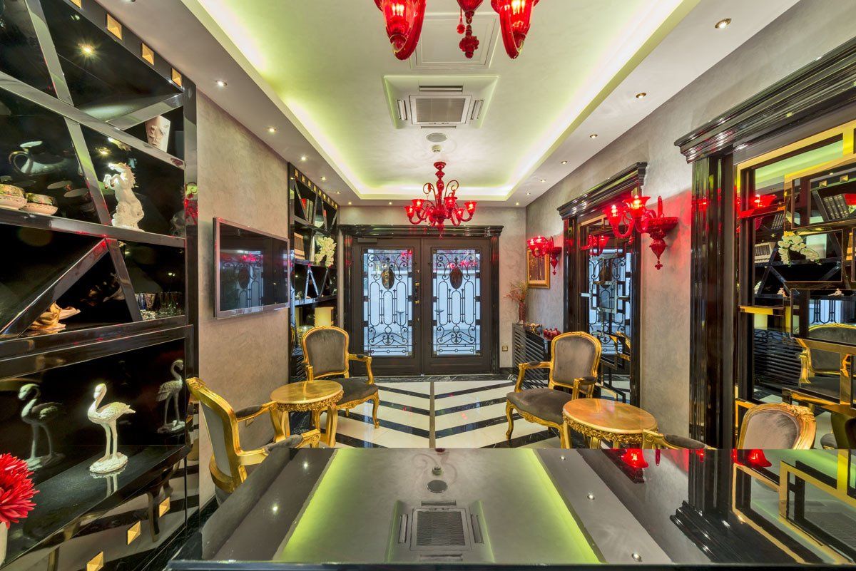 The Million Stone Hotel , Lobi