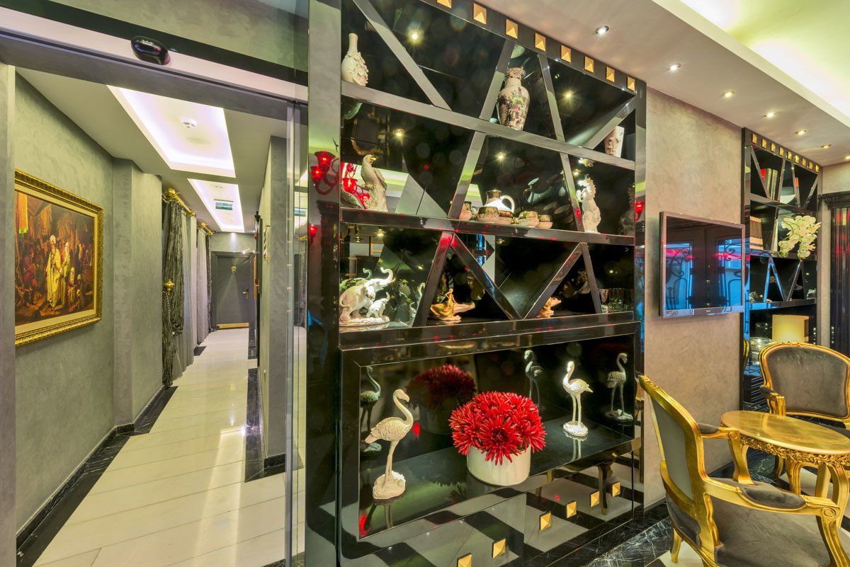 The Million Stone Hotel , Lobi