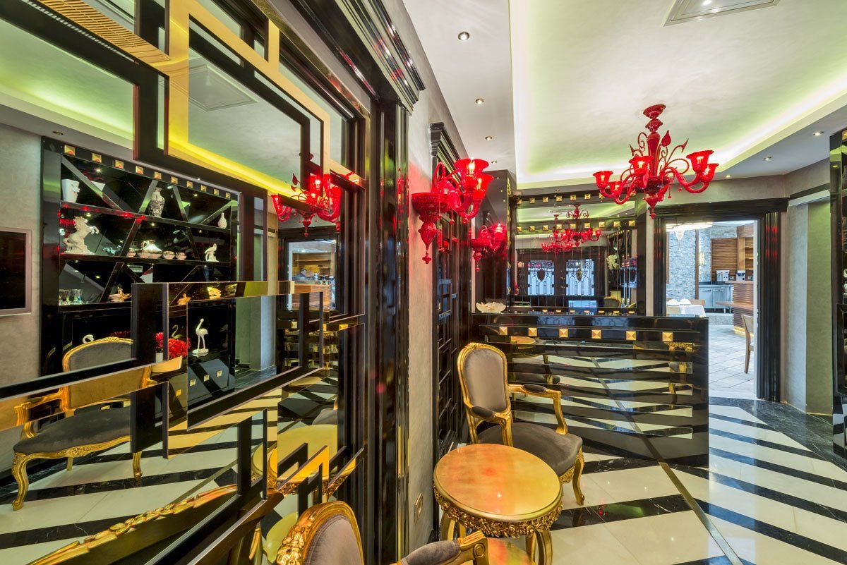 The Million Stone Hotel , Lobi