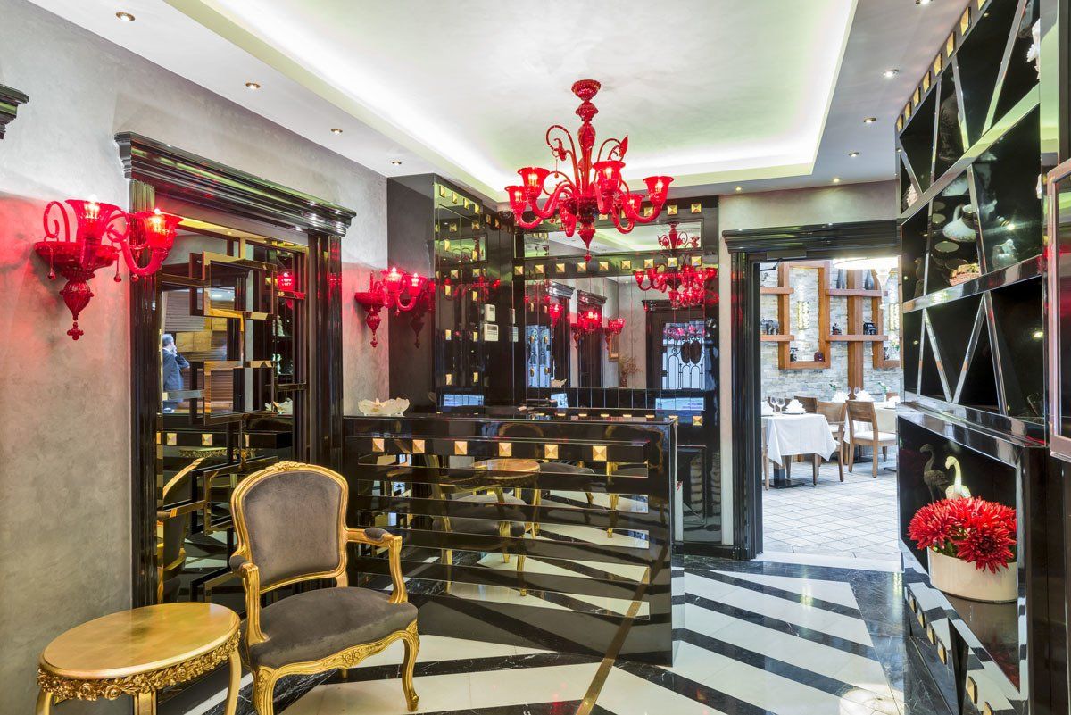 The Million Stone Hotel , Lobi