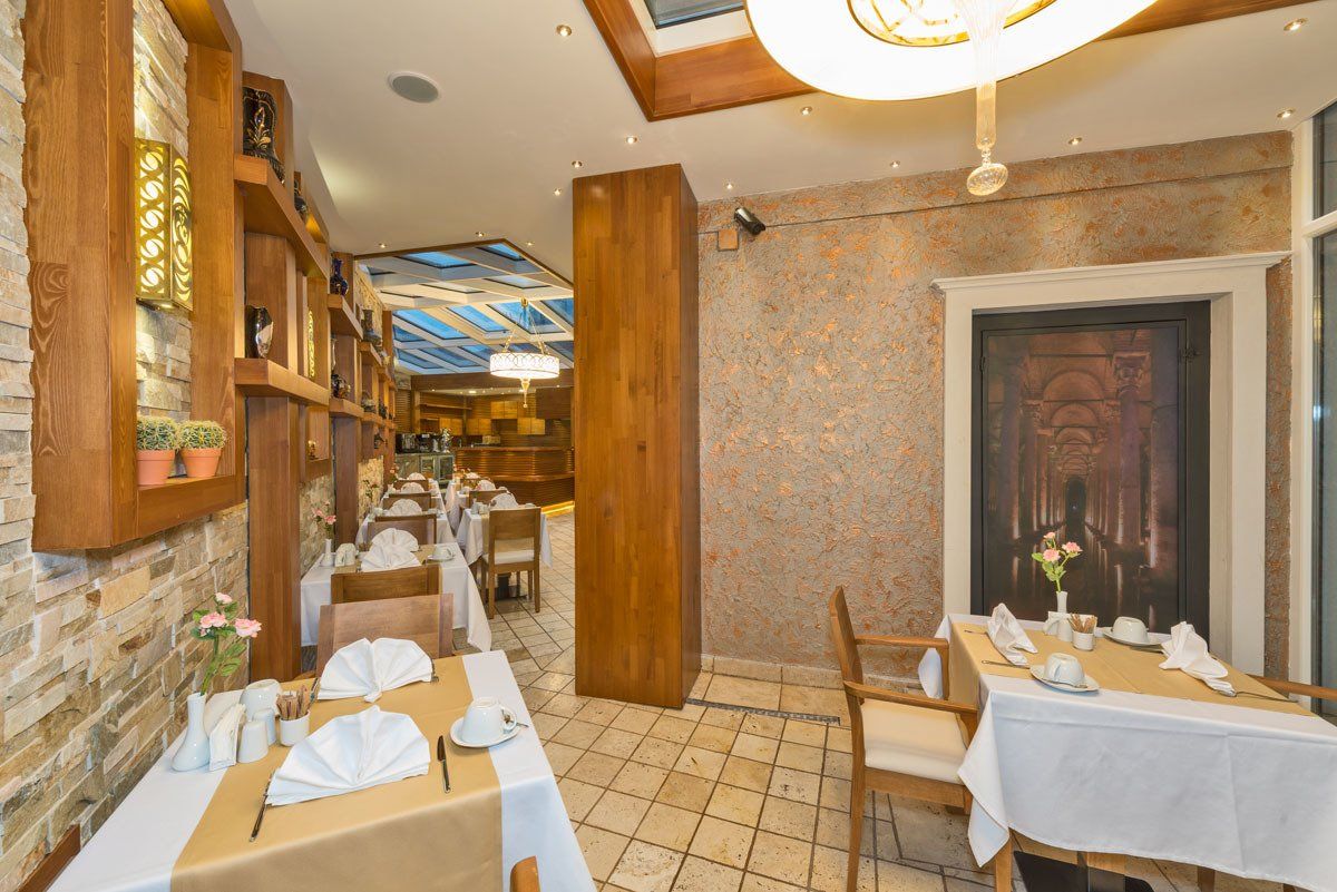 The Million Stone Hotel , Restoran