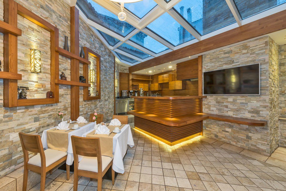 The Million Stone Hotel , Restoran