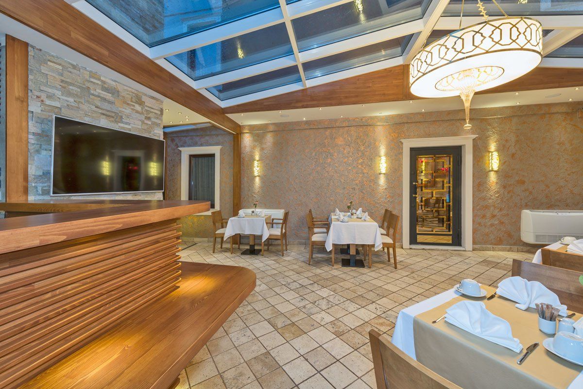 The Million Stone Hotel , Restoran