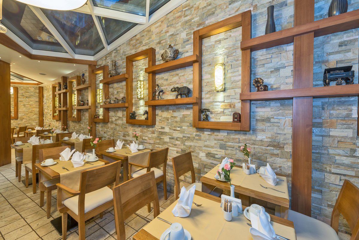 The Million Stone Hotel , Restoran