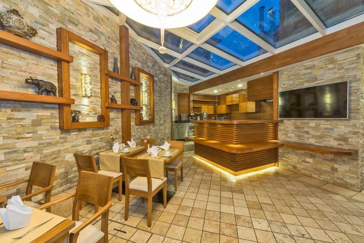 The Million Stone Hotel , Restoran
