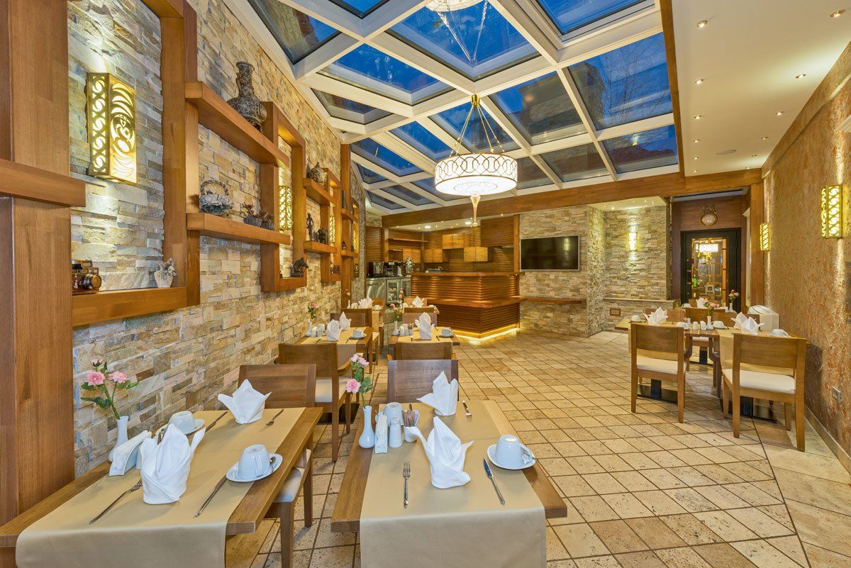 The Million Stone Hotel , Restoran