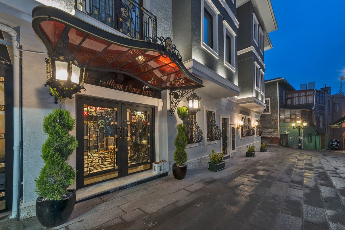 The Million Stone Hotel , Dış Cephe
