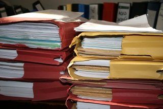 pile di documento e raccoglitori