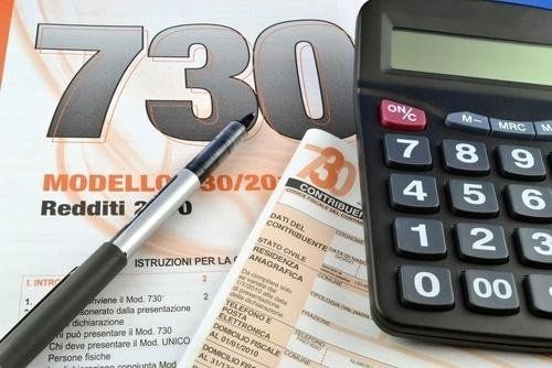calcolatrice, penna e modello 730