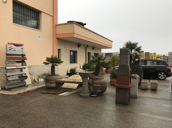 Complementi d'arredo per esterni in esposizione