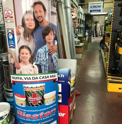 un rilievo pubblicitario in cartone con il disegno di una famiglia e la scritta Muffa,Via da casa mia
