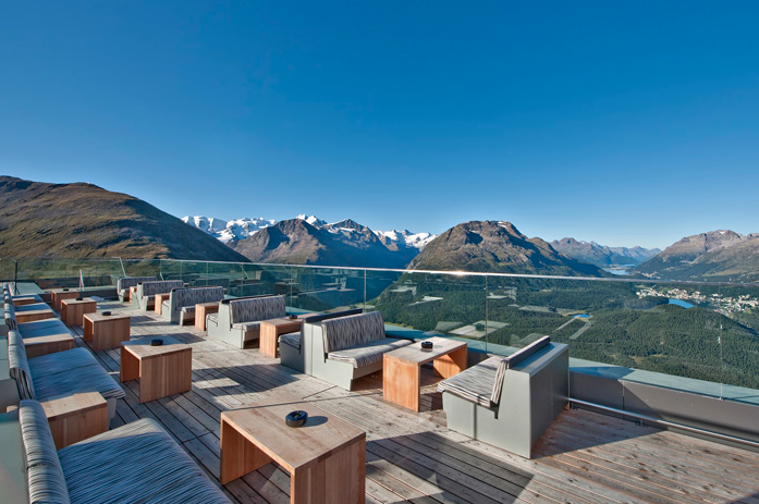 Blick von der Terrasse hinunter auf St. Moritz.