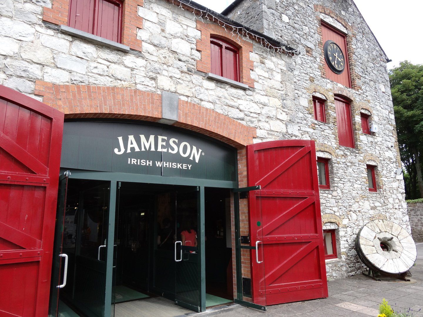 Jameson Whisky lädt ein zu einer Besichtigung historischer Hallen und Lager.