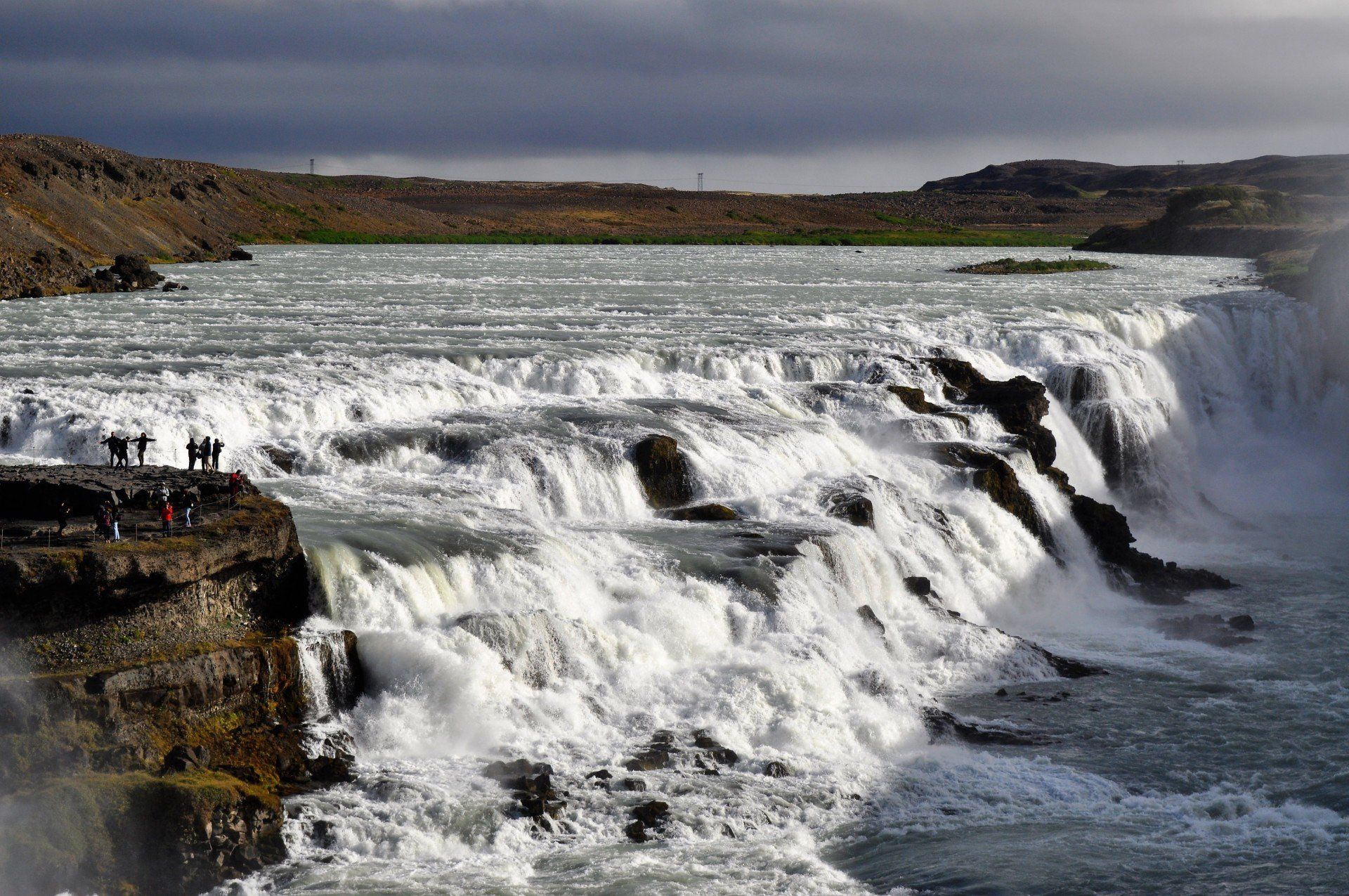 Teilnehmer staunen in Island über gewaltige Naturerlebnisse am Goldenen Wasserfall.