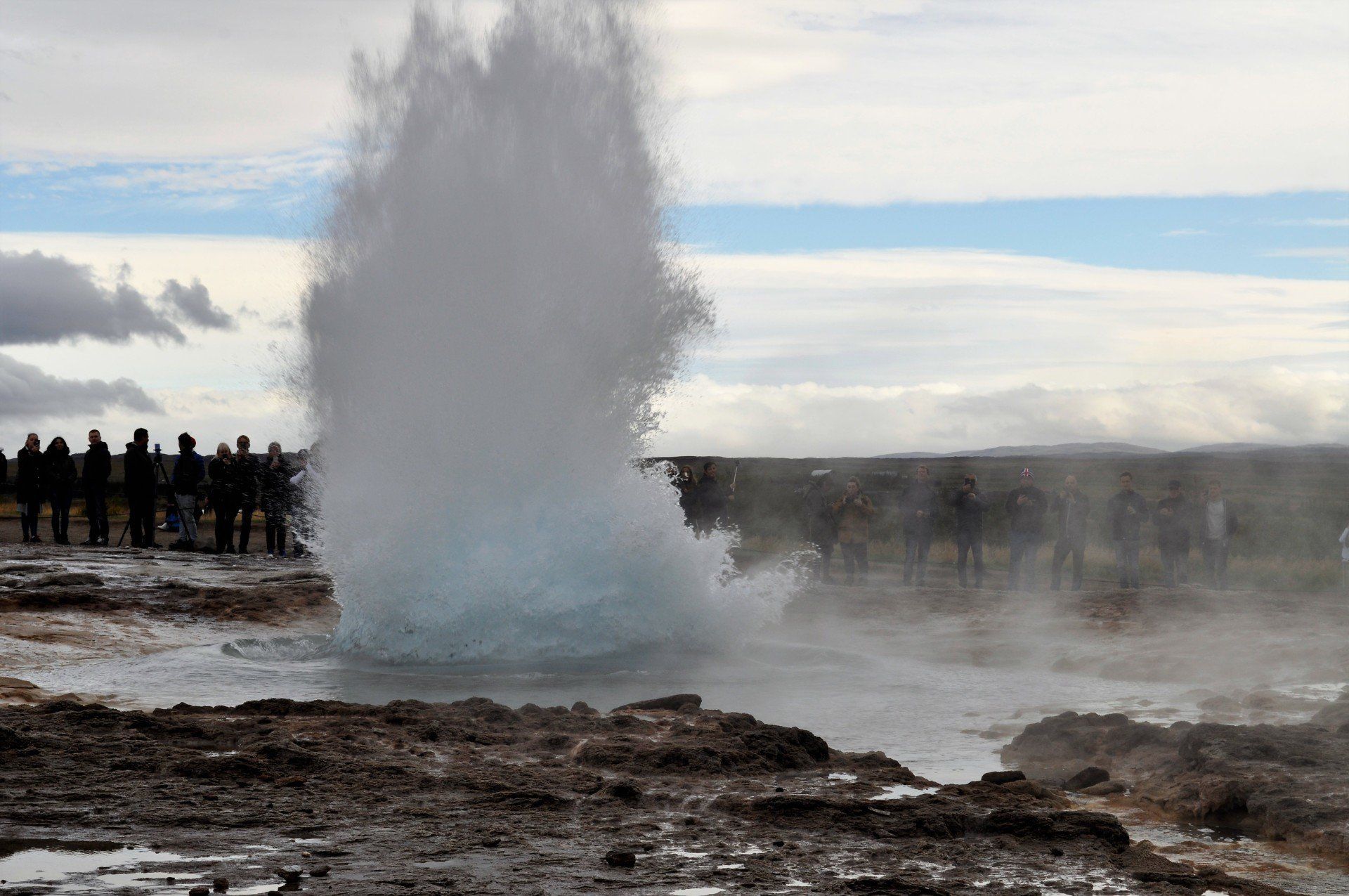 Ein Geysir erwacht zum Leben.
