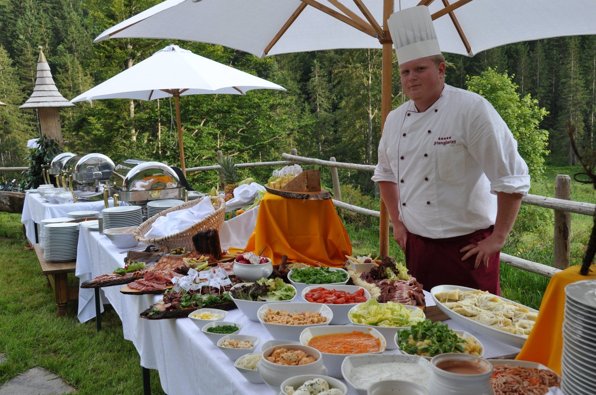 Leckeres Buffet nach einem erfolgreichen Meeting auf der Almhütte