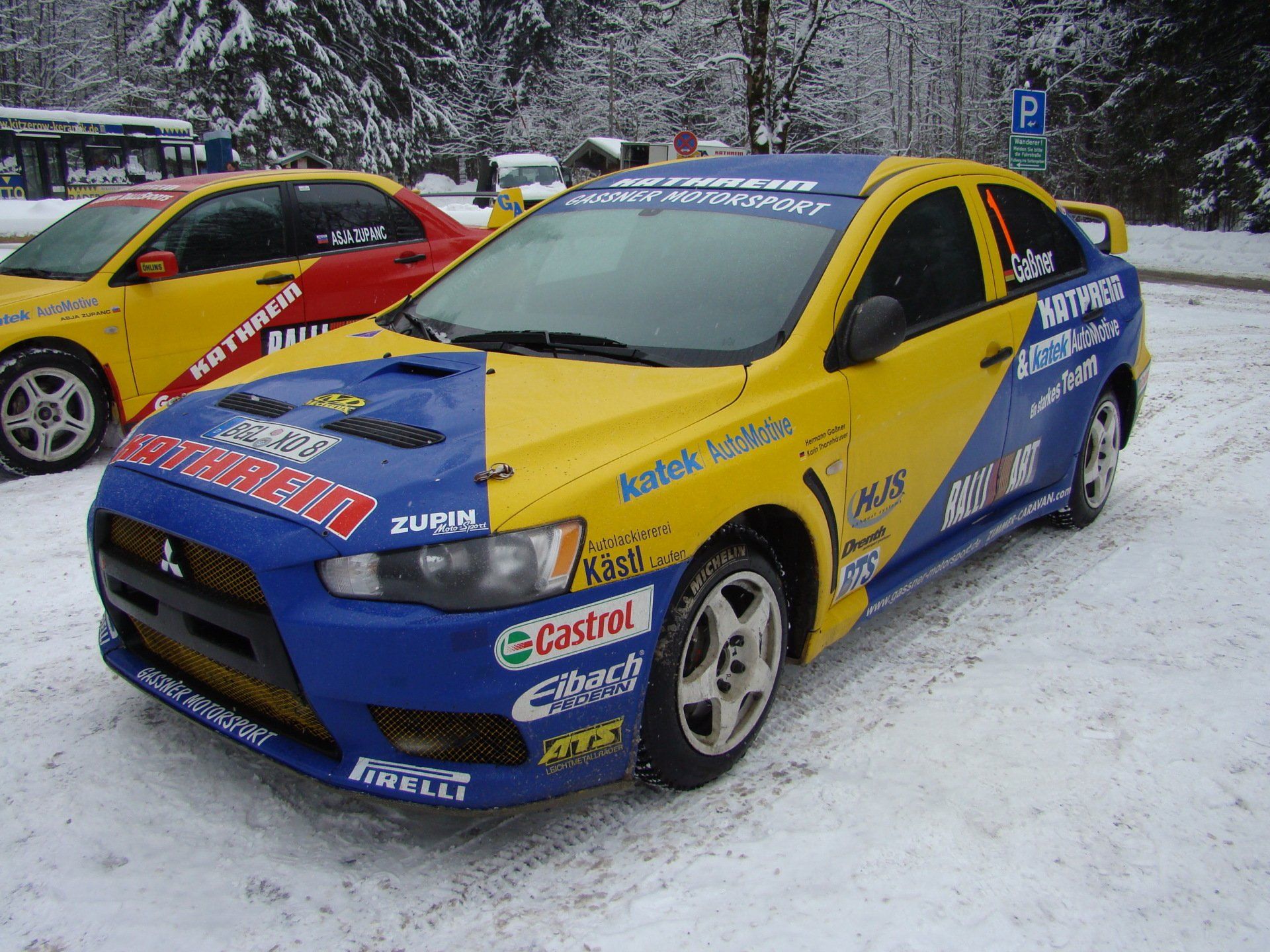Rallyeautos warten auf ihren nächsten Einsatz.