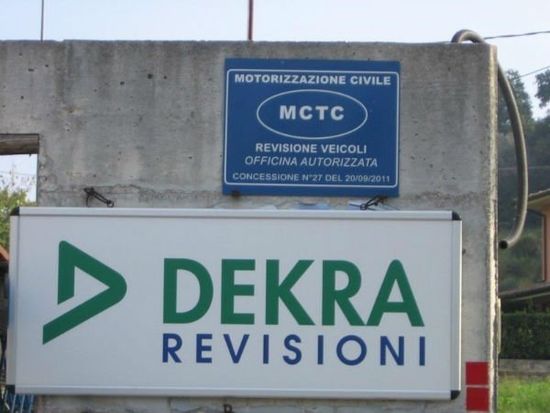 insegna del centro revisioni affiliato Dekra