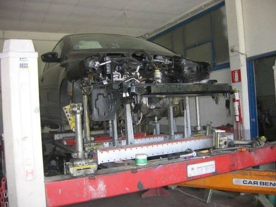 macchina  in riparazione