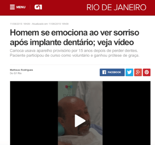 Artículo periodístico sobre un hombre que se emociona tras recibir un implante dental. Se ven el titular y el botón de reproducción del vídeo.