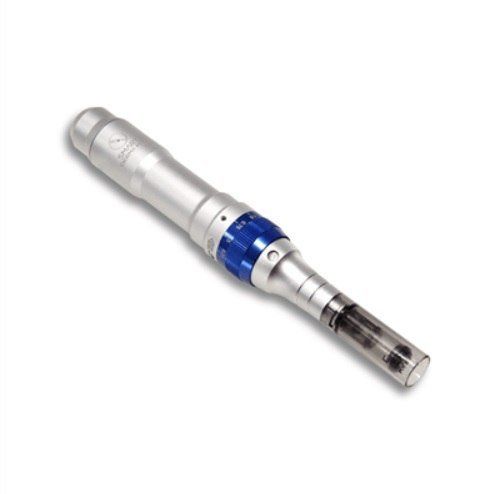Caneta de microagulhamento médica prateada e azul com cartucho de agulhas.