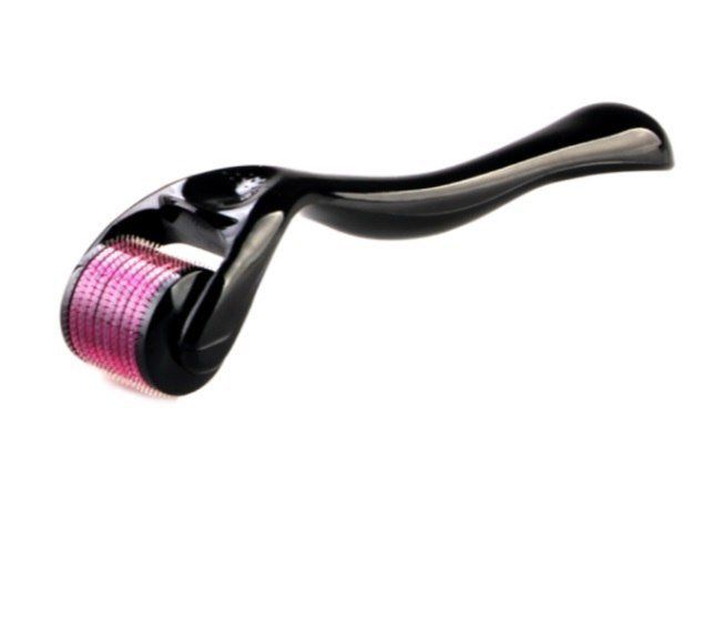 Aparelho dermaroller preto com microagulhas rosa para cuidados com a pele.