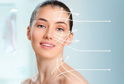 Rosto de mulher com linhas brancas indicando um lifting facial. Sorrindo, pele clara, fundo azul.