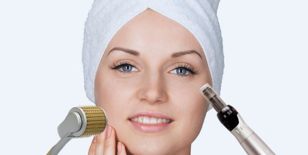 Mulher recebendo tratamento facial com microagulhamento utilizando dois aparelhos; toalha branca, pele clara.