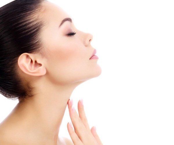 Profilo di donna con mano che tocca il collo, occhi chiusi, su sfondo bianco.