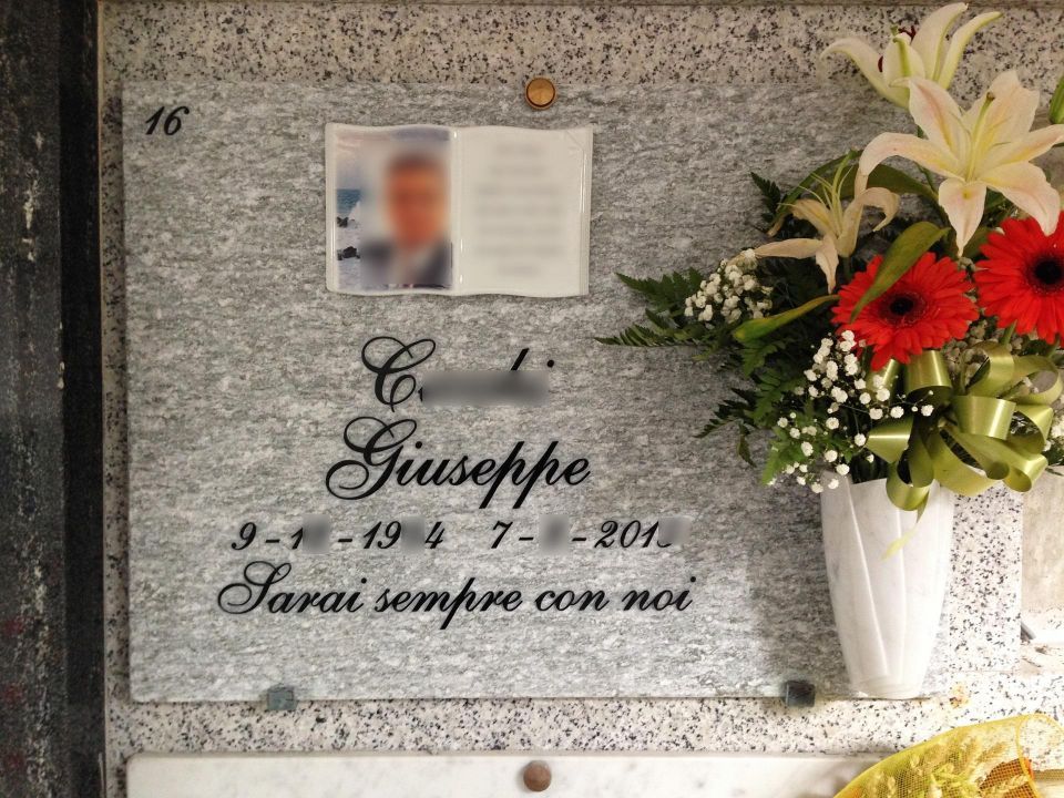 lapide con nome e foto