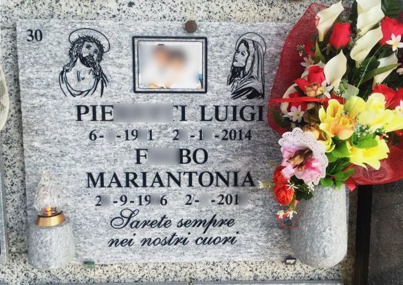 tomba con nomi incisi su pietra