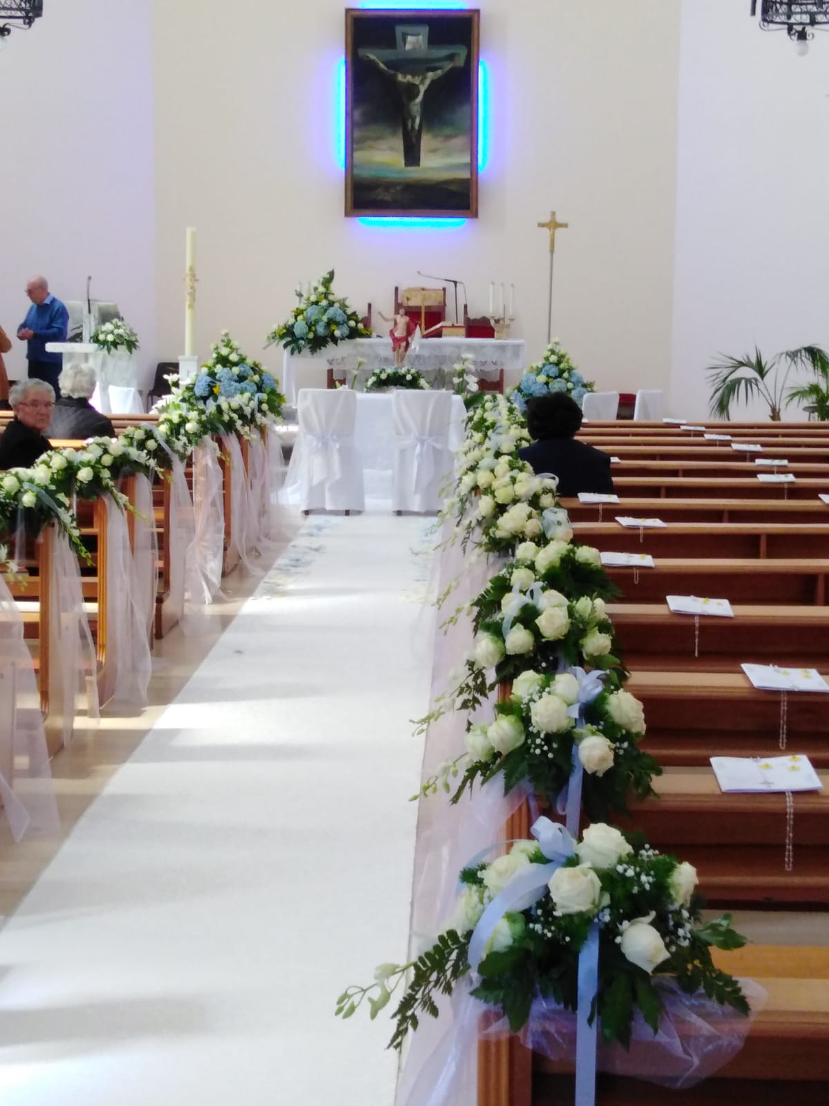 Allestimento floreale in chiesa