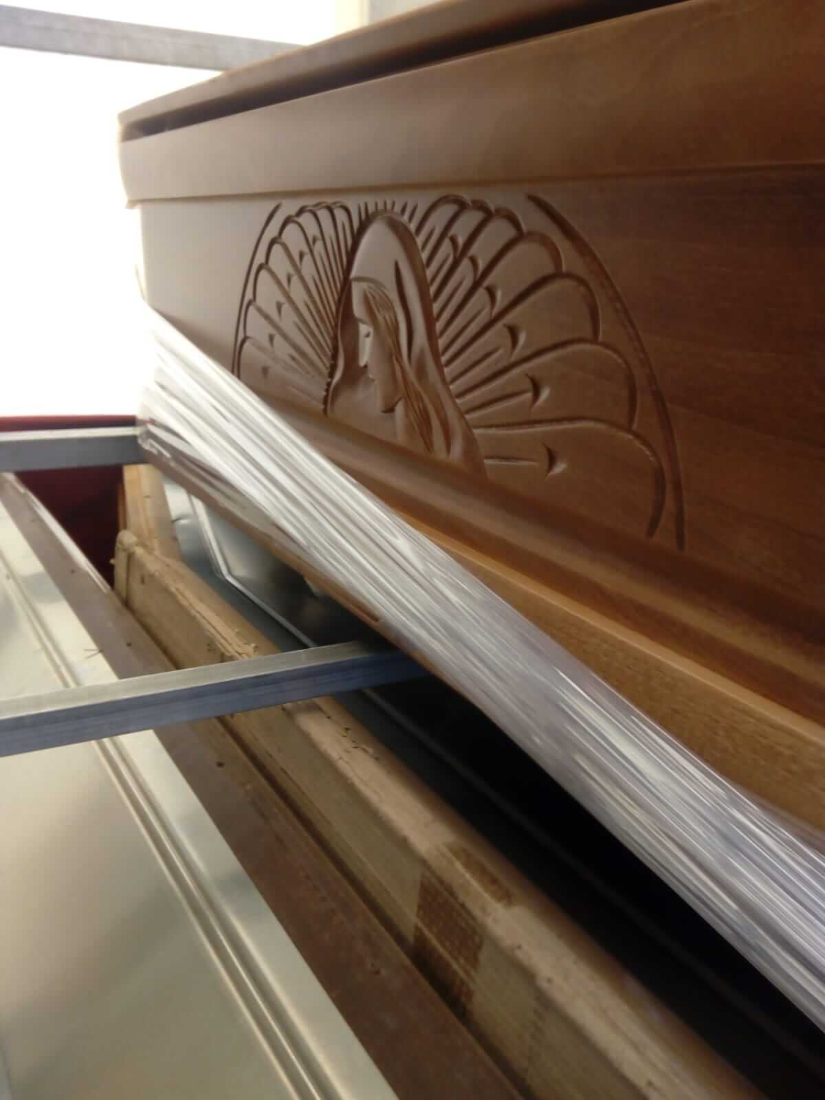 Cofano elegante in legno scuro