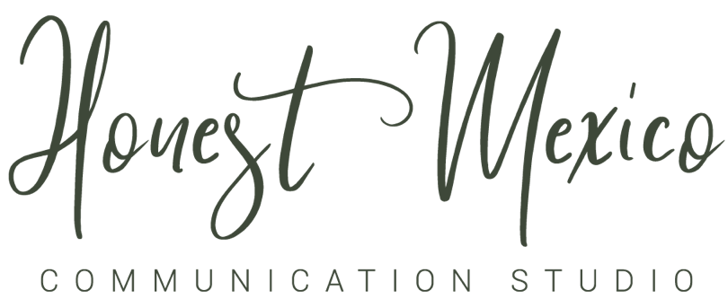 Logotipo de Honest Mexico Communication Studio en letra cursiva negra con texto gris en mayúsculas sobre fondo blanco
