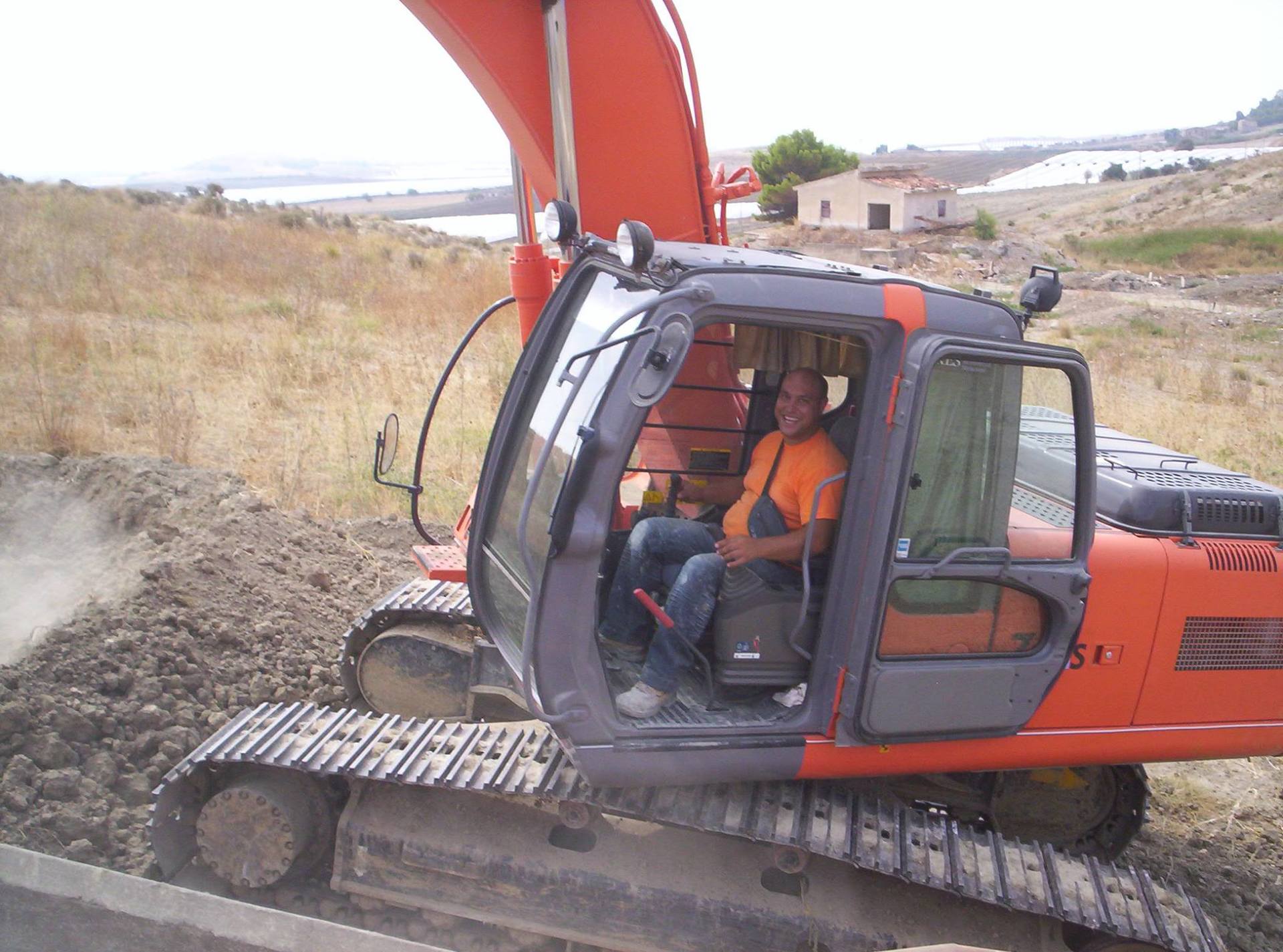 scavatore al lavoro