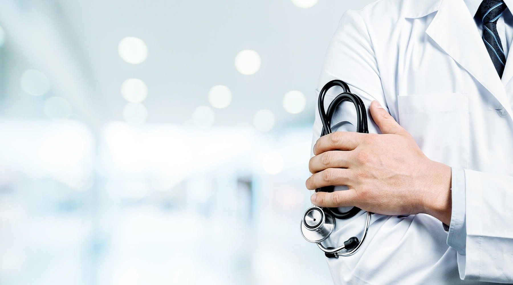 Medico con stetoscopio