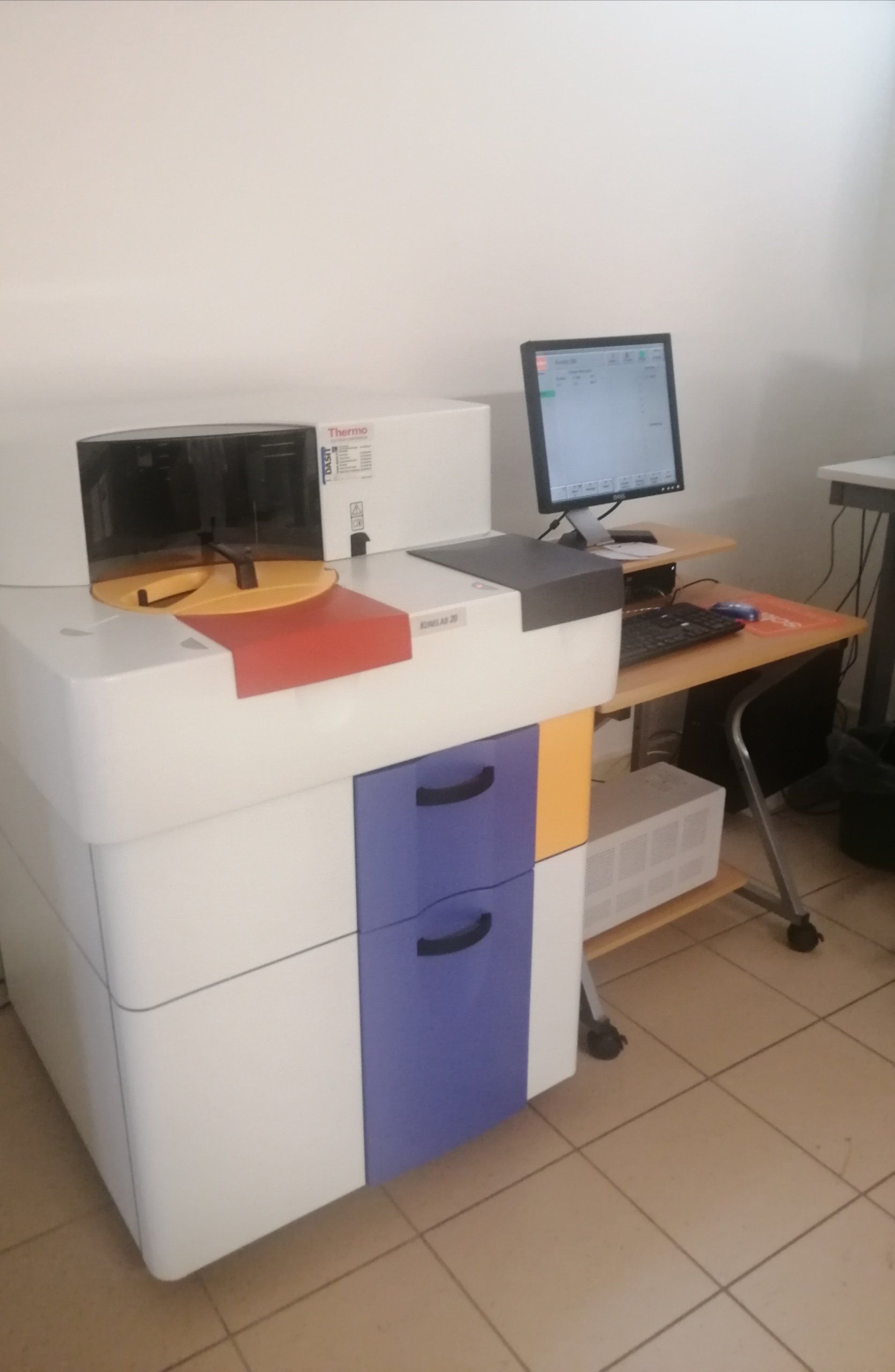 Un computer è posizionato su una scrivania accanto a una stampante.