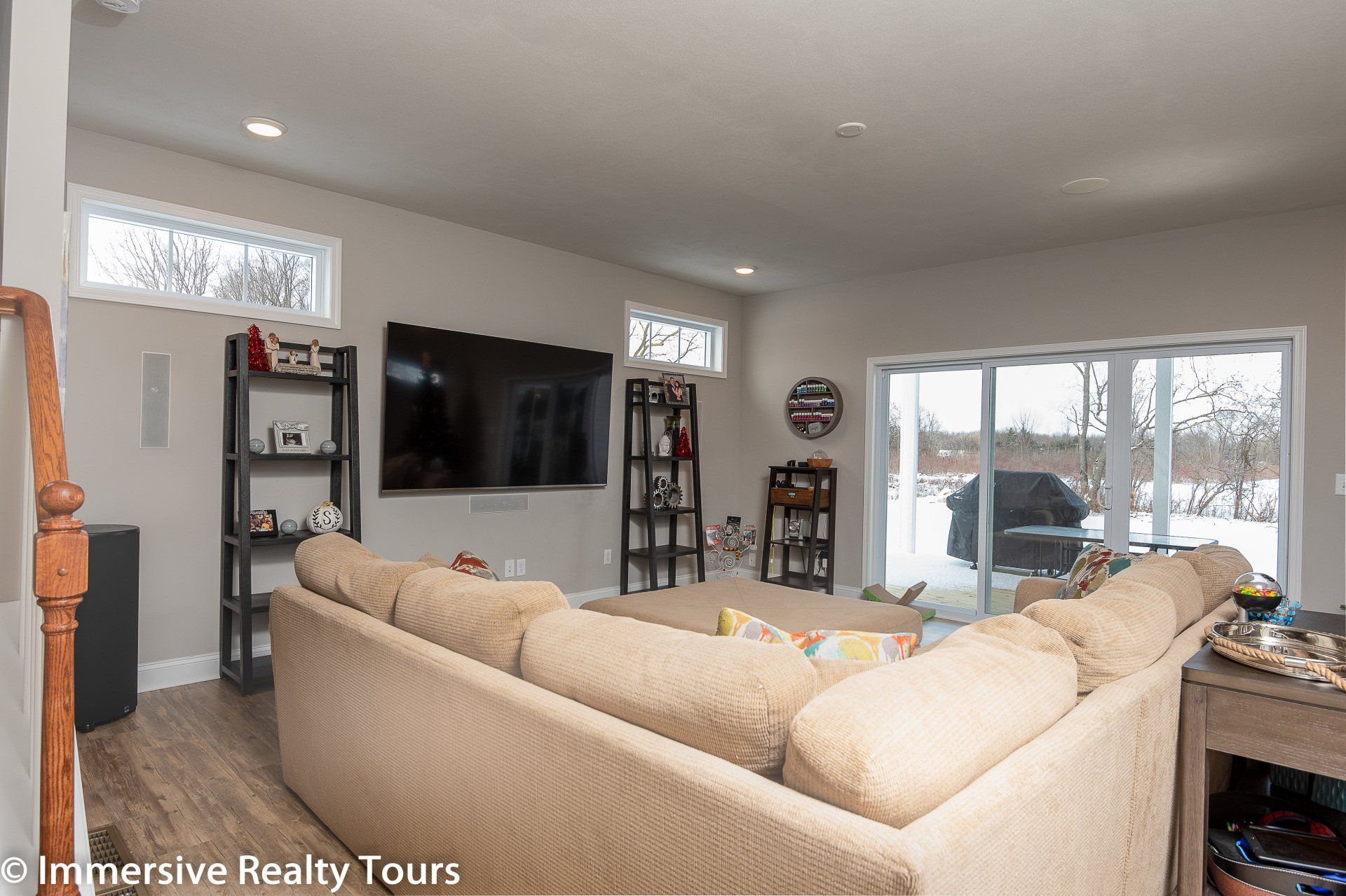 Livingroom with sectional