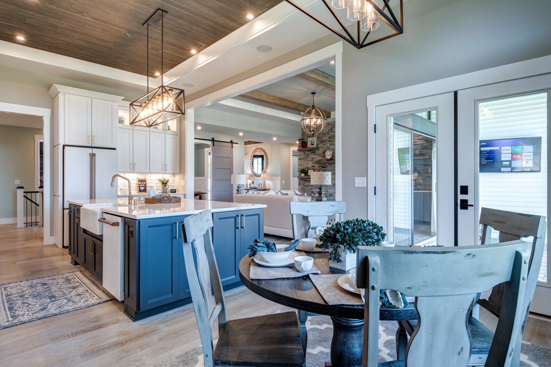dinette with patio access and kitchen