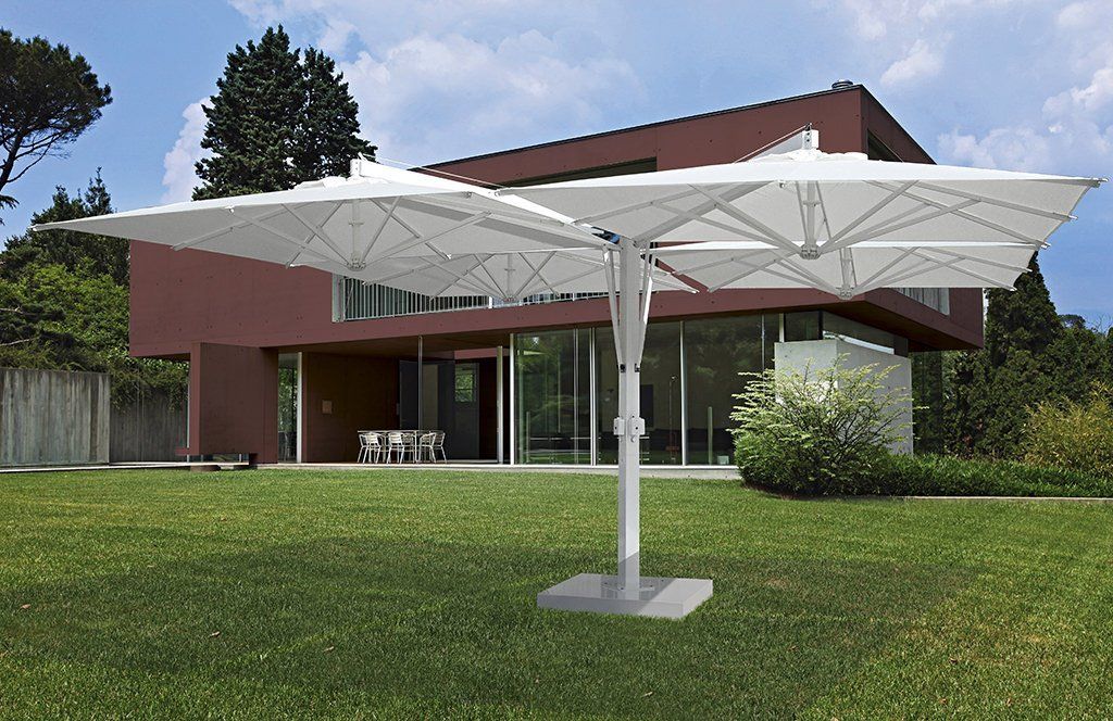 Gazebo con gamba centrale su un prato