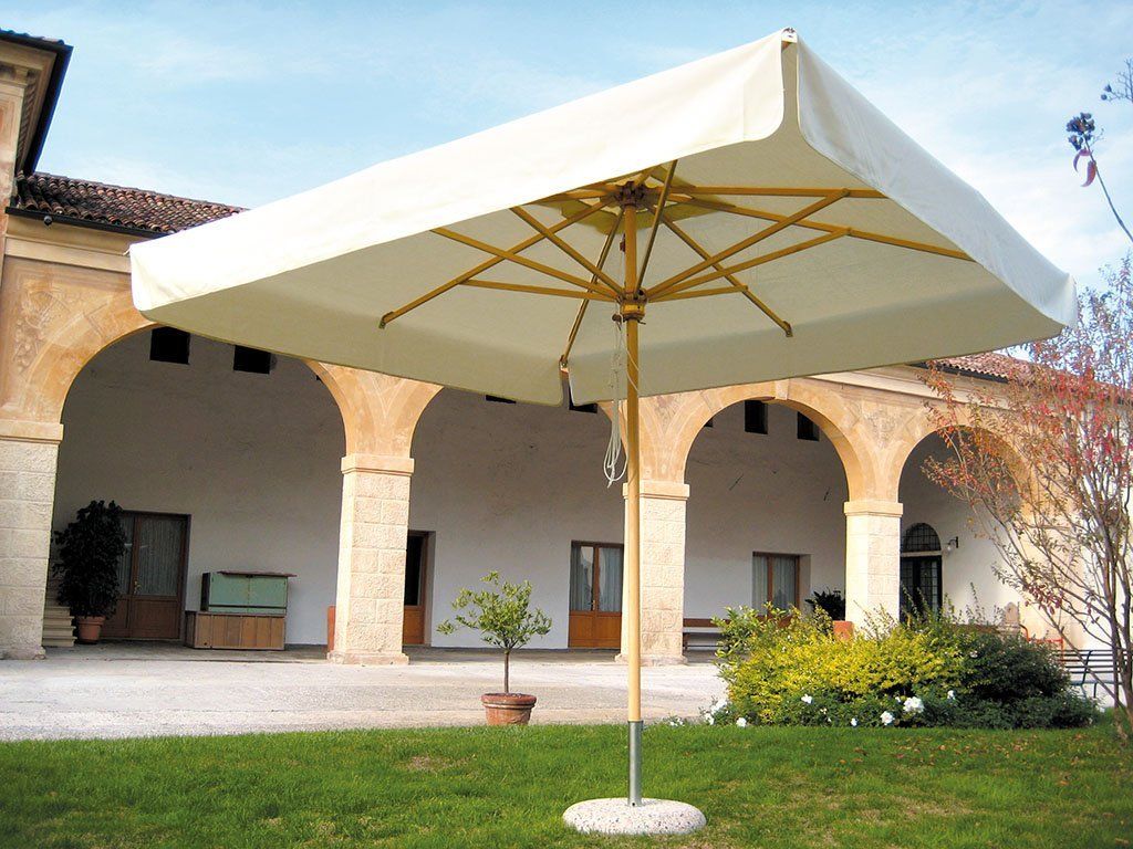 Ombrellone all'esterno di un giardino