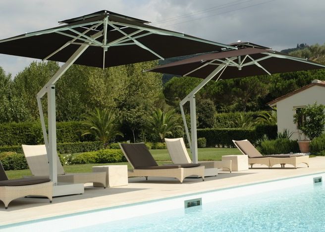 Piscina con sedie ed ombrelloni
