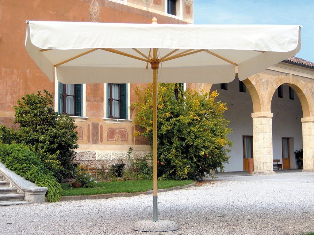 Ombrellone da giardino all'ingresso di un edificio